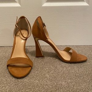 Jennifer Lopez JLO Tan/Nude and Gold Heels - Size 7